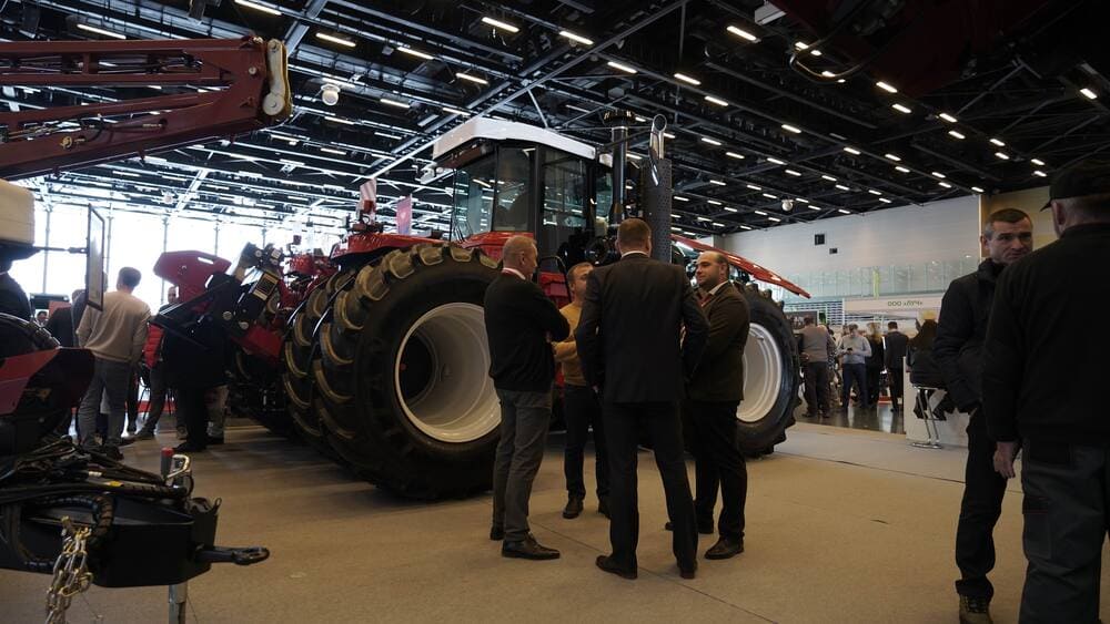 На стенде компании были представлены зерноуборочный комбайн TORUM 785 и трактор 2400 2