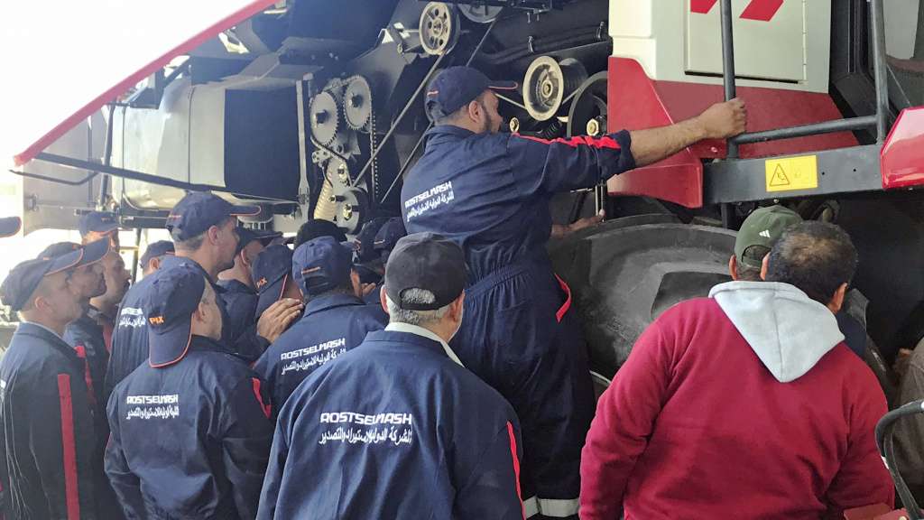 Сотрудники компании-дилера изучают технику Ростсельмаш